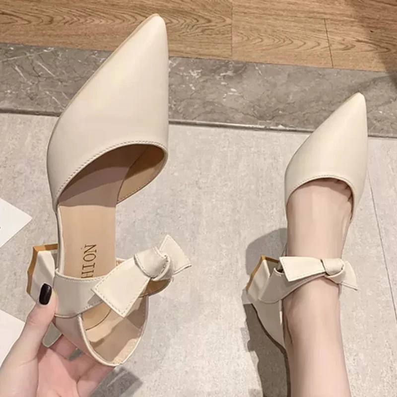 Новинка 2024 универсальные босоножки с острым носком на низком каблуке уличная