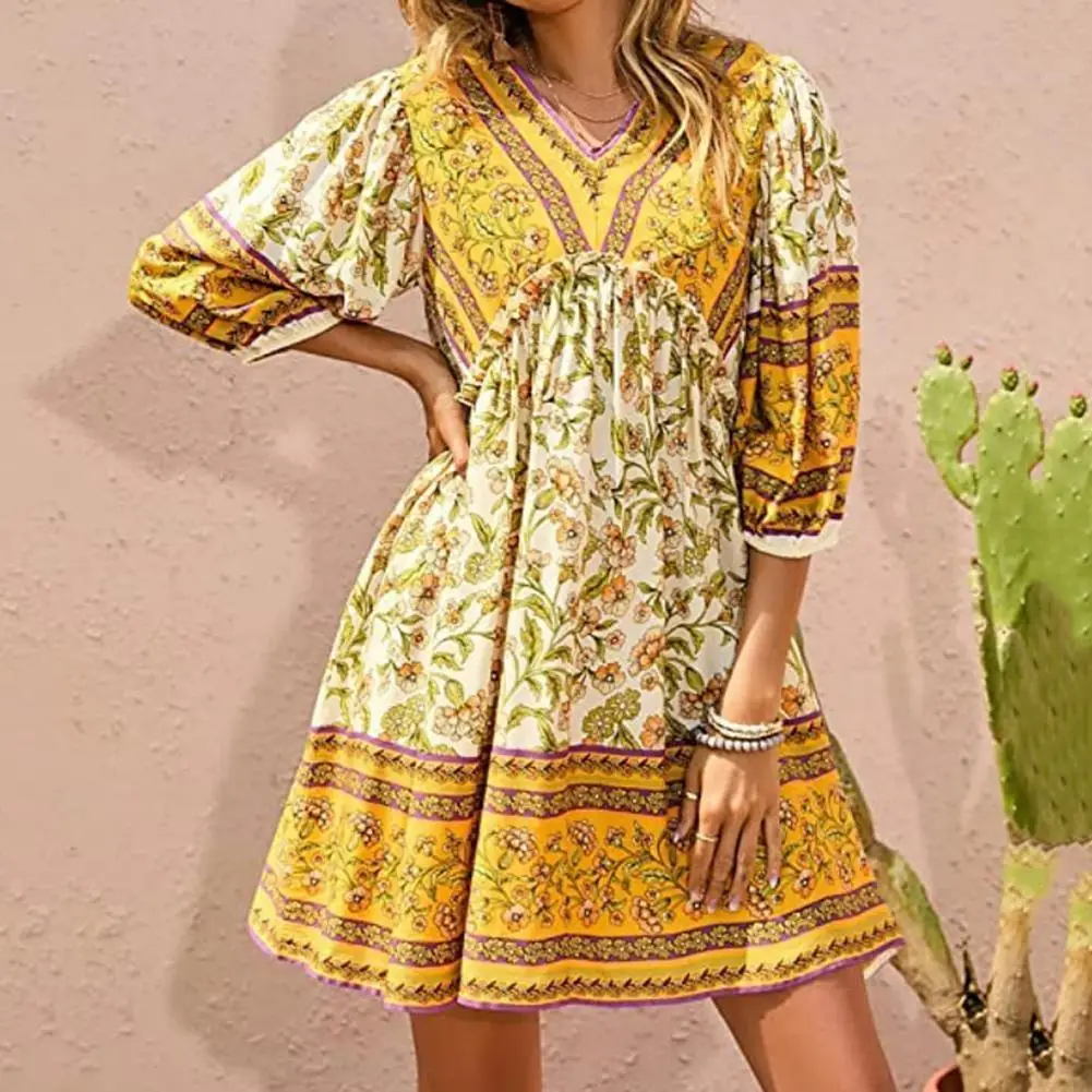 

Женское мини-платье с цветочным принтом, V-образным вырезом, высокой талией и рукавом 3/4