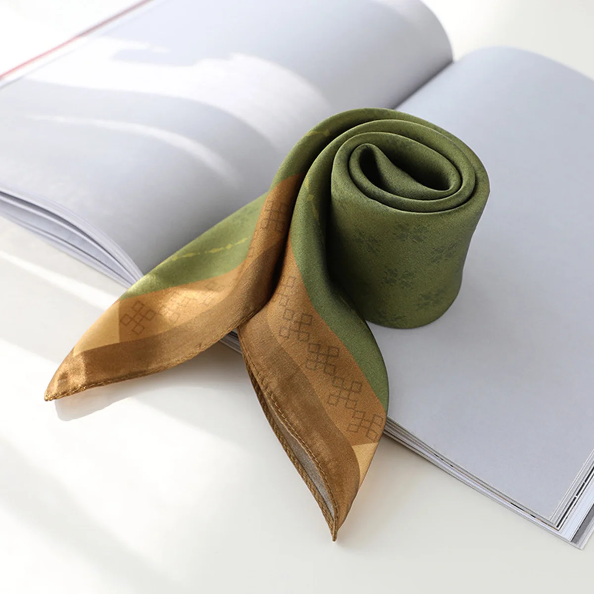 Темно-зеленый квадратный шарф с принтом простой цветочный узор простые имитации