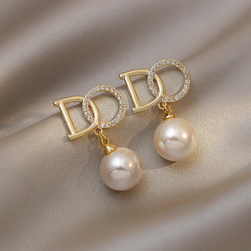 

Light Luxury Simple Letter D Earrings Exquisite Geometry Artificial Pearl Pendant Earrings Minority Design Sense Jewelry Gifts