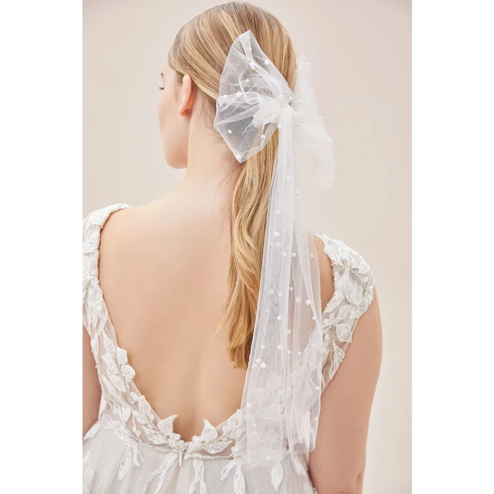 

Марлевая шпилька в форме жемчужного банта