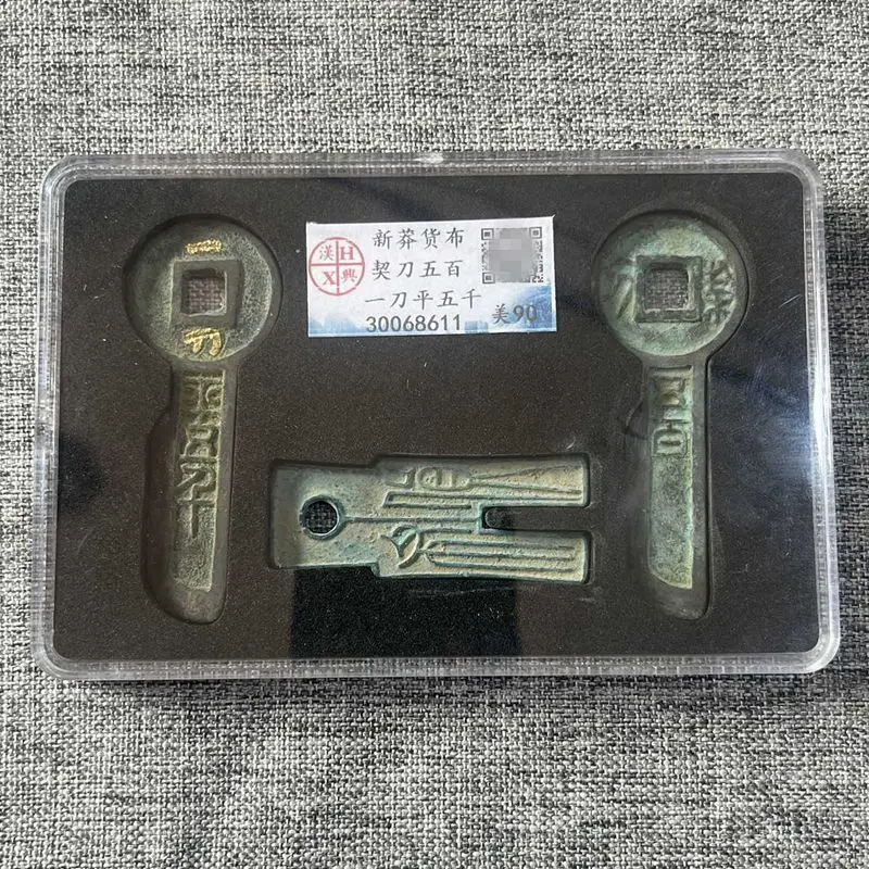 Коллекция антикварных монет искусственные деньги нож плоские пять тысяч ключей