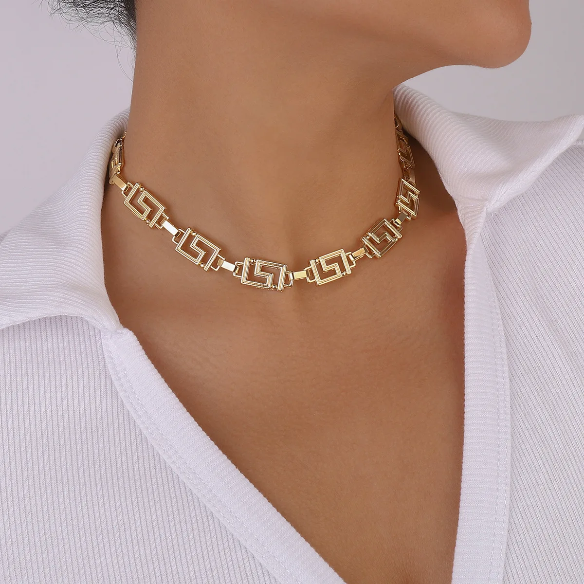 Punk hip-hop necklace creative maze S-shaped geometric necklace with exaggerated personality and metal wind necklace.