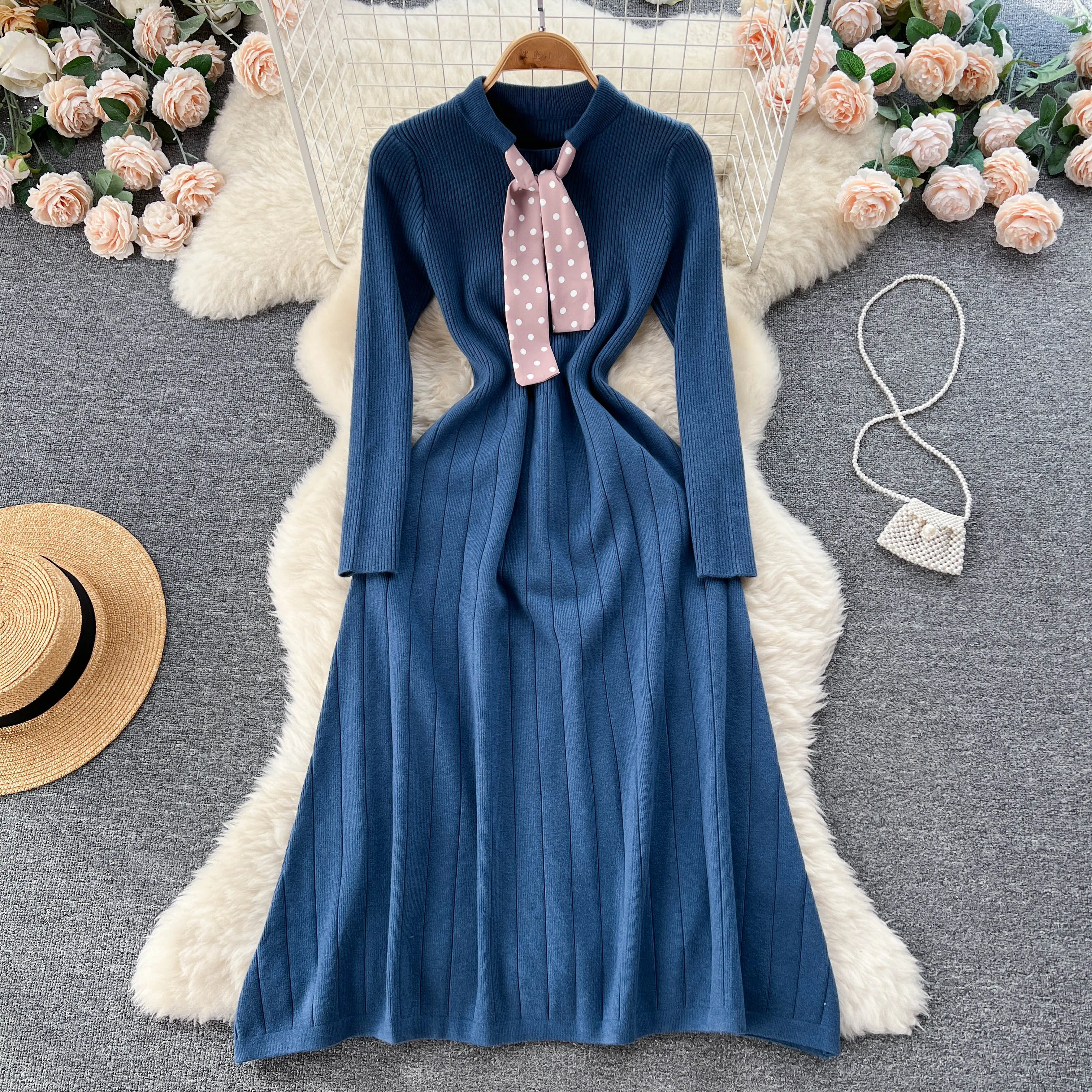 

Осенне-зимнее трикотажное платье средней длины с бантом внутри