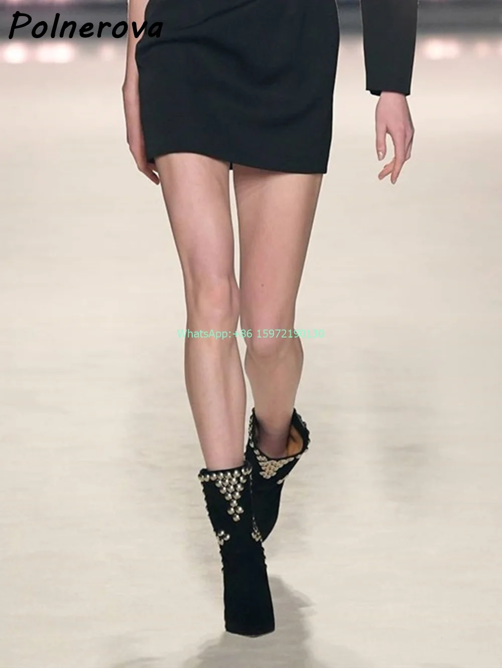 Женские сапоги с заклепками до колена острым носком на расширяющемся книзу