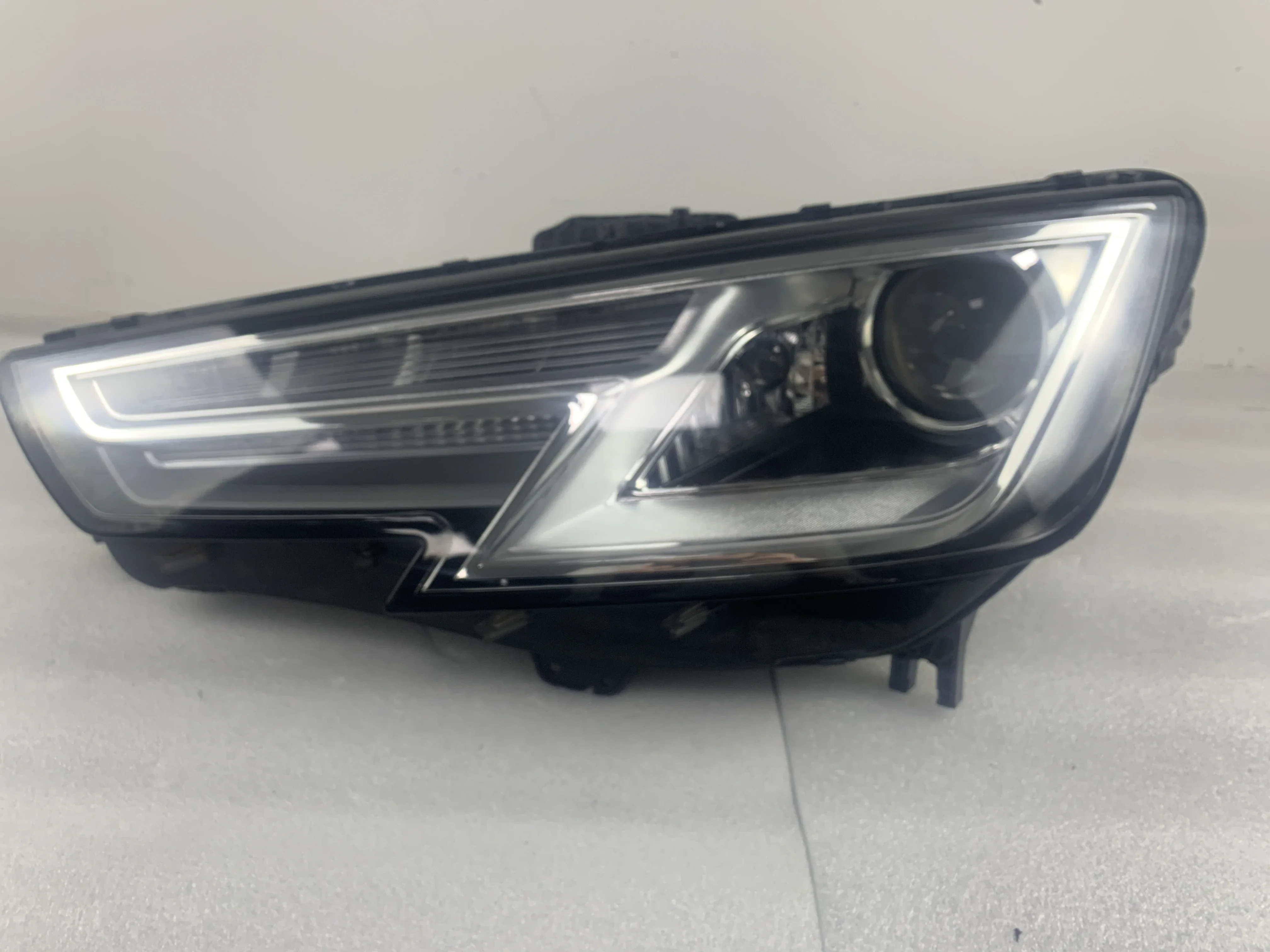 

Применим для низкопрофильных автомобильных светодиодных фар Audi A4 2016-2018, продается напрямую оригинальным производителем