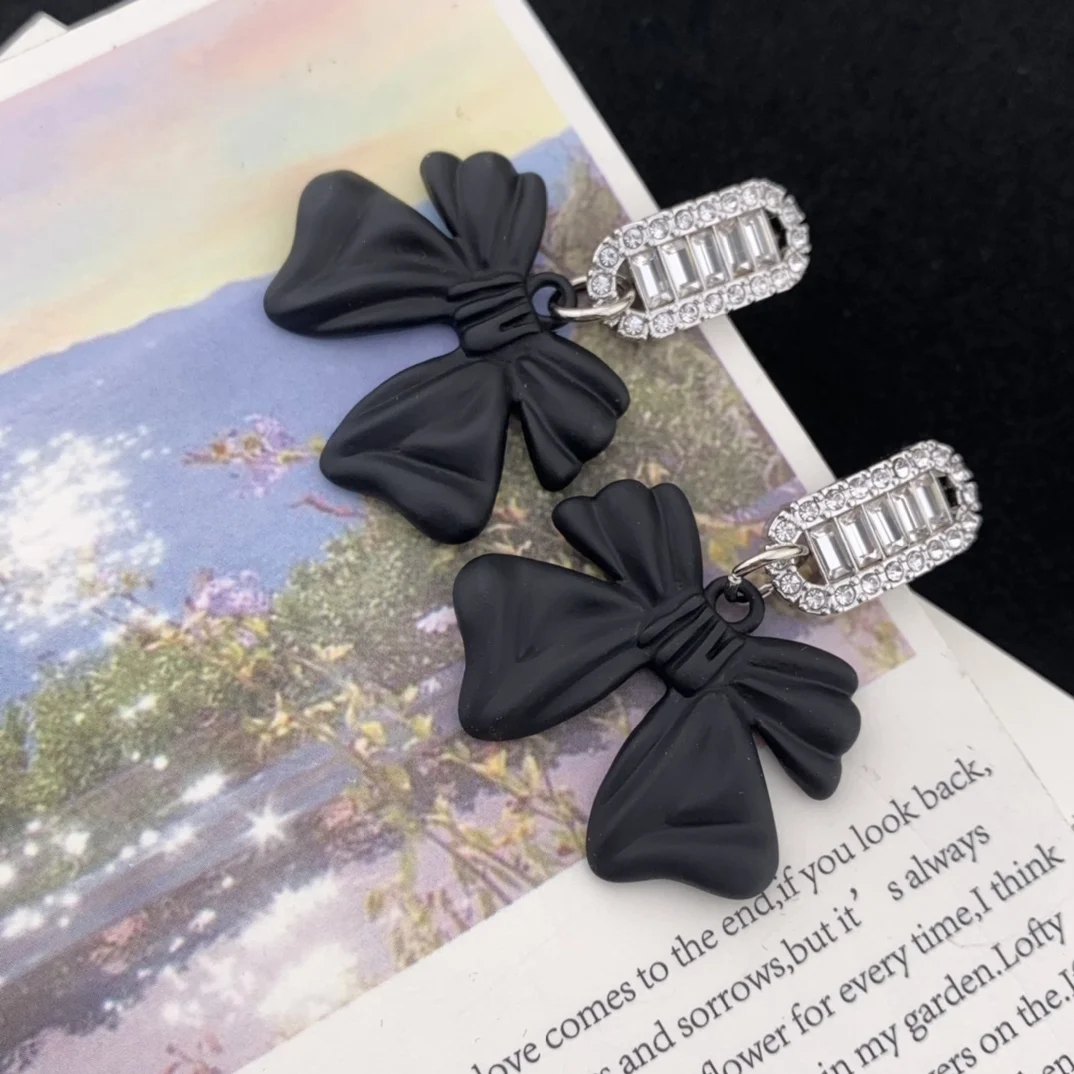 

2022 winter new zircon bow temperament earrings
