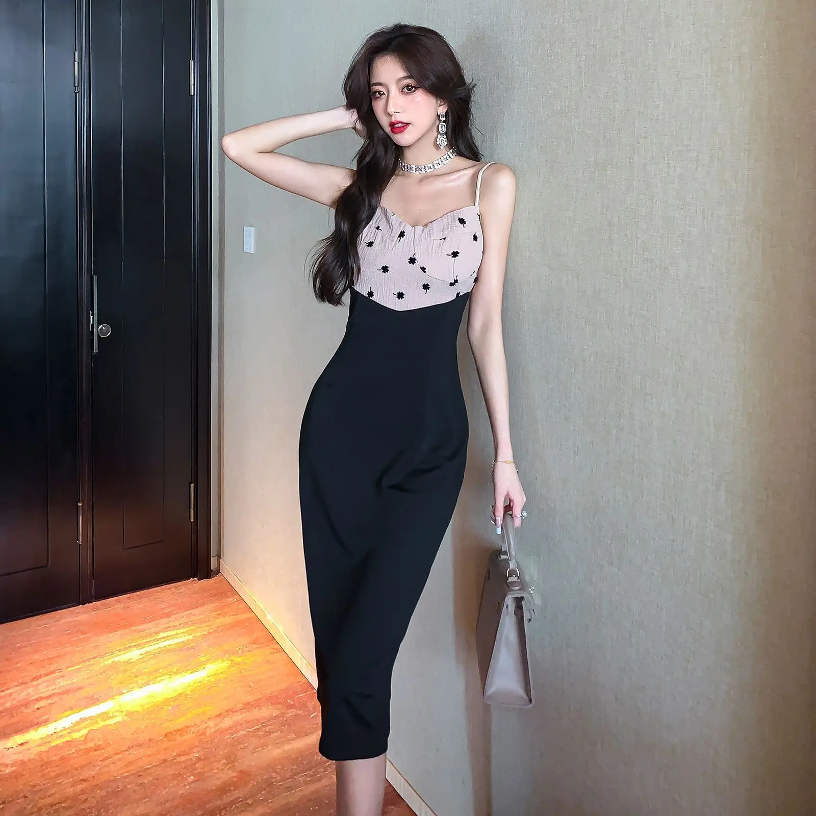 

Женское платье без бретелек, с открытой спиной и высокой талией