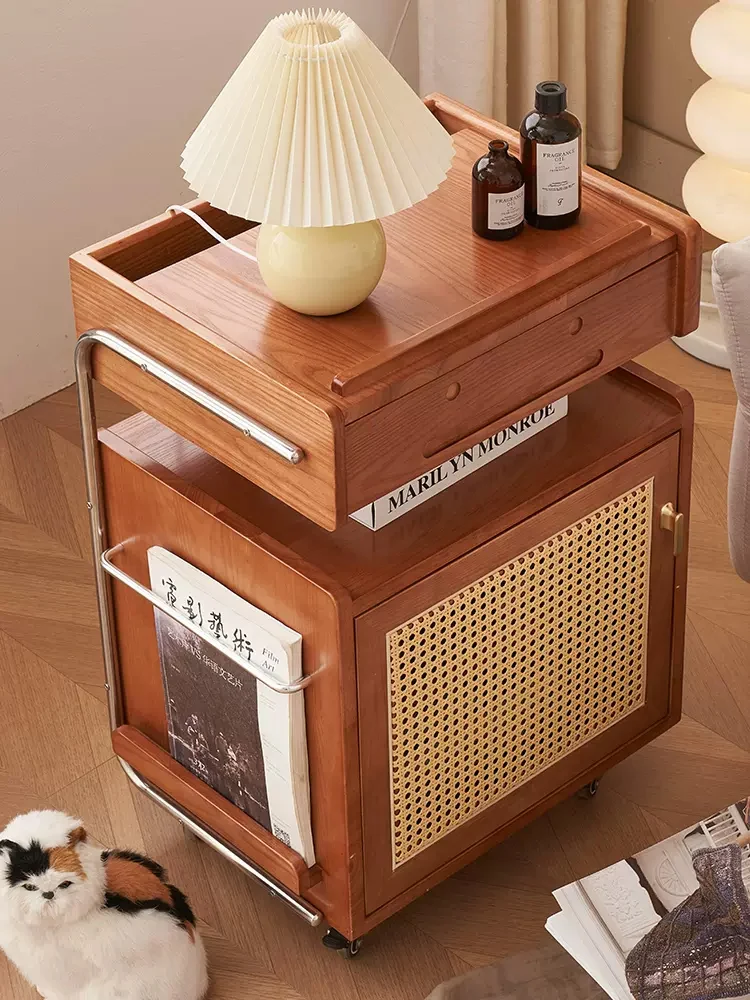 

Небольшой стоячий шкаф в углу гостиной, комод у стены, сервант для хранения дивана