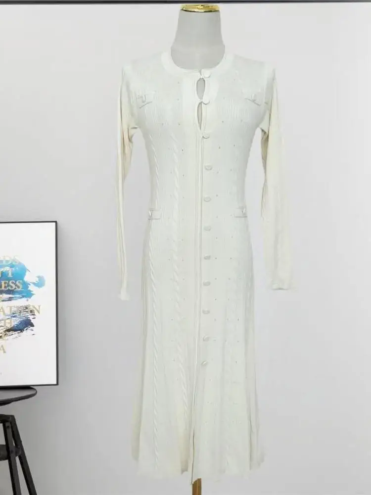 Женское трикотажное платье с длинным рукавом бежевое однобортное праздничное