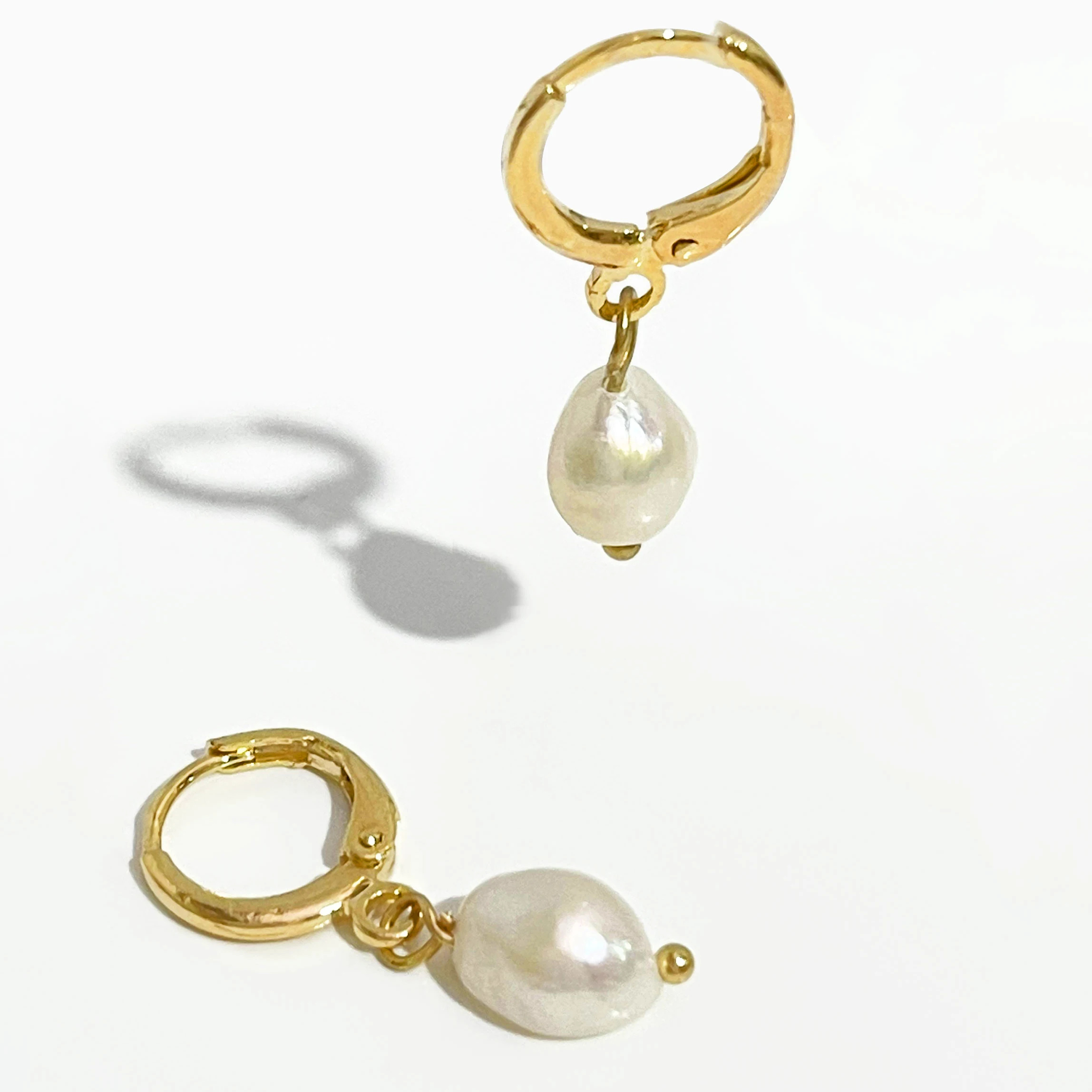 

Peri'sBox Gold Color Freshwater Pearls Hoop Earrings for Women Simple Small Huggies Earrings Cartilage Helix Piercing Earrings
