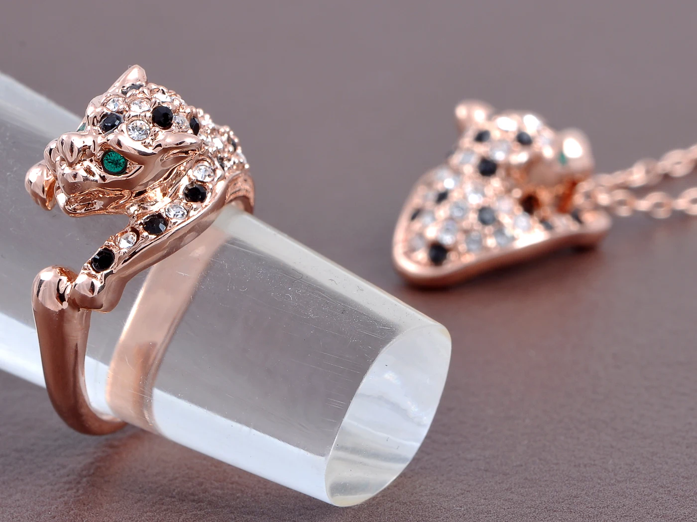 Комплект из колье серёг кольца и