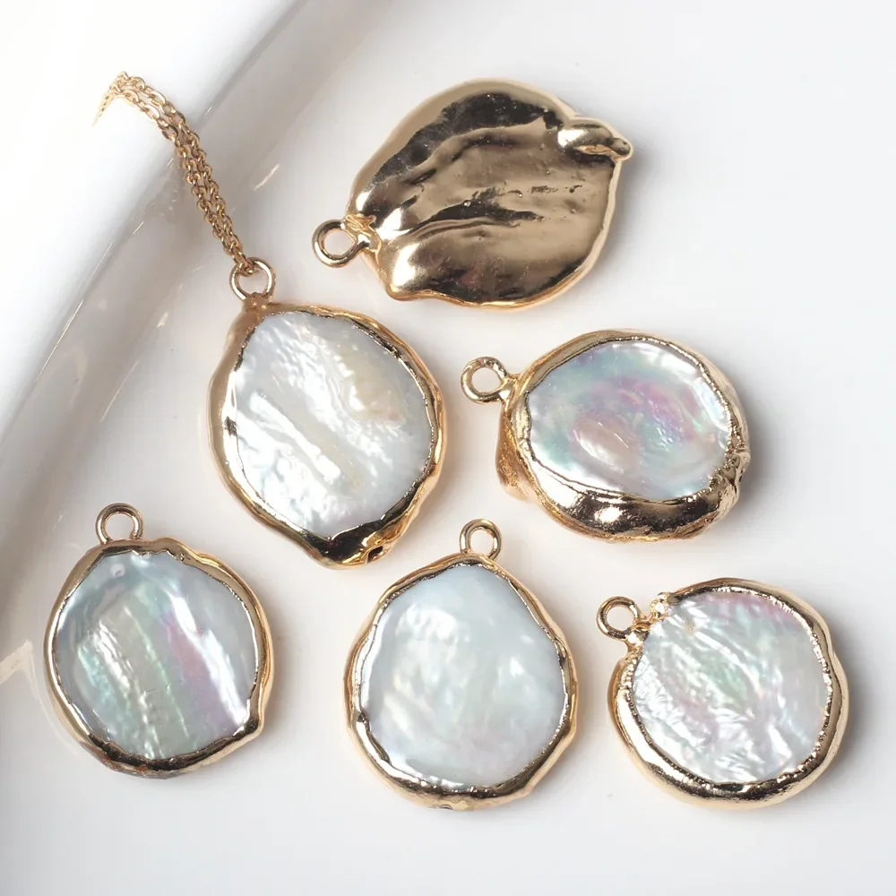 Круглый кулон в стиле барокко с натуральным жемчугом и золотыми краями браслет