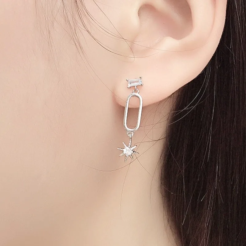 Женские асимметричные серьги-гвоздики серебряного цвета