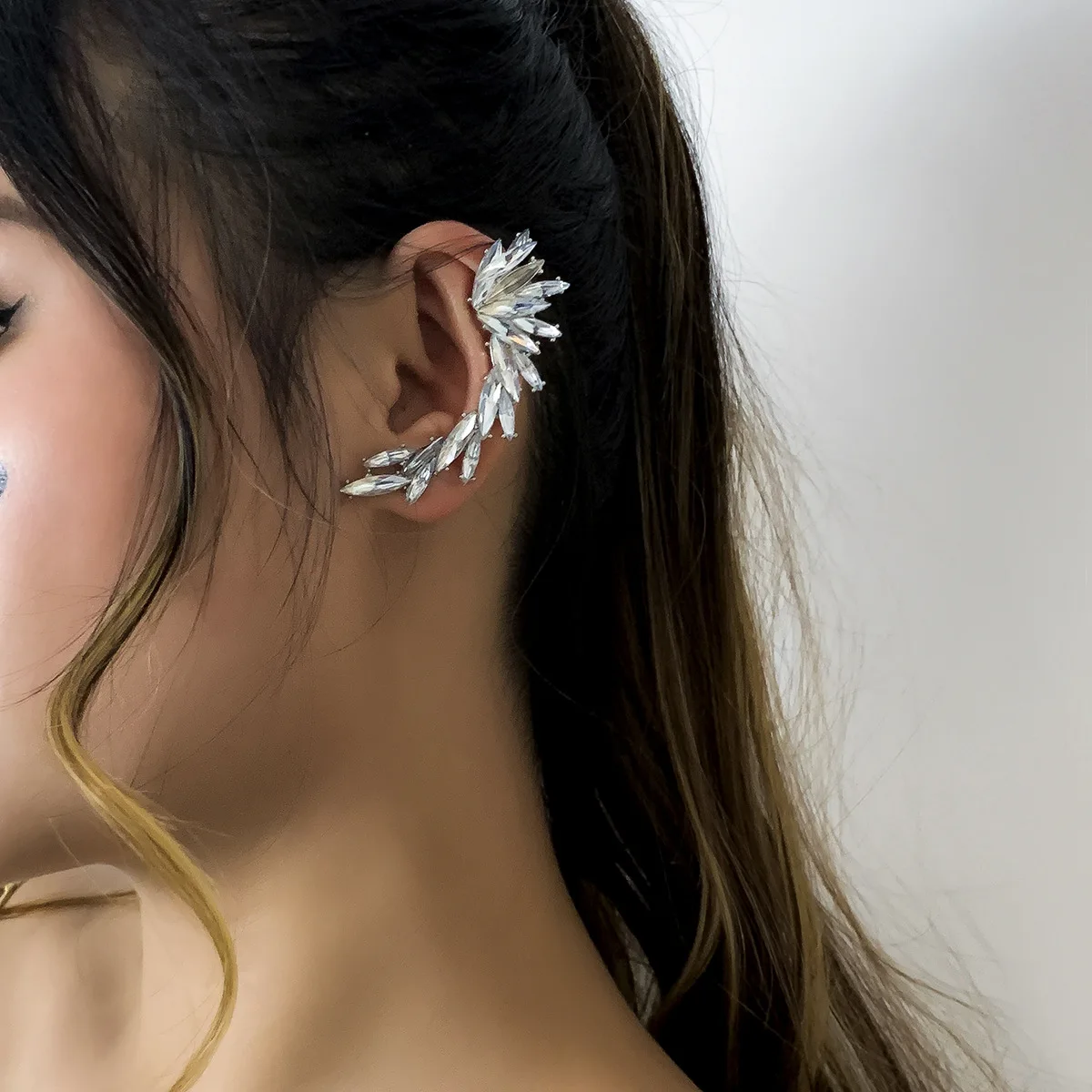 

New 2022 Luxury Fashion Inlaid Rhinestone Outline Elf Earrings Exaggerated Single Alloy Earrings for Women