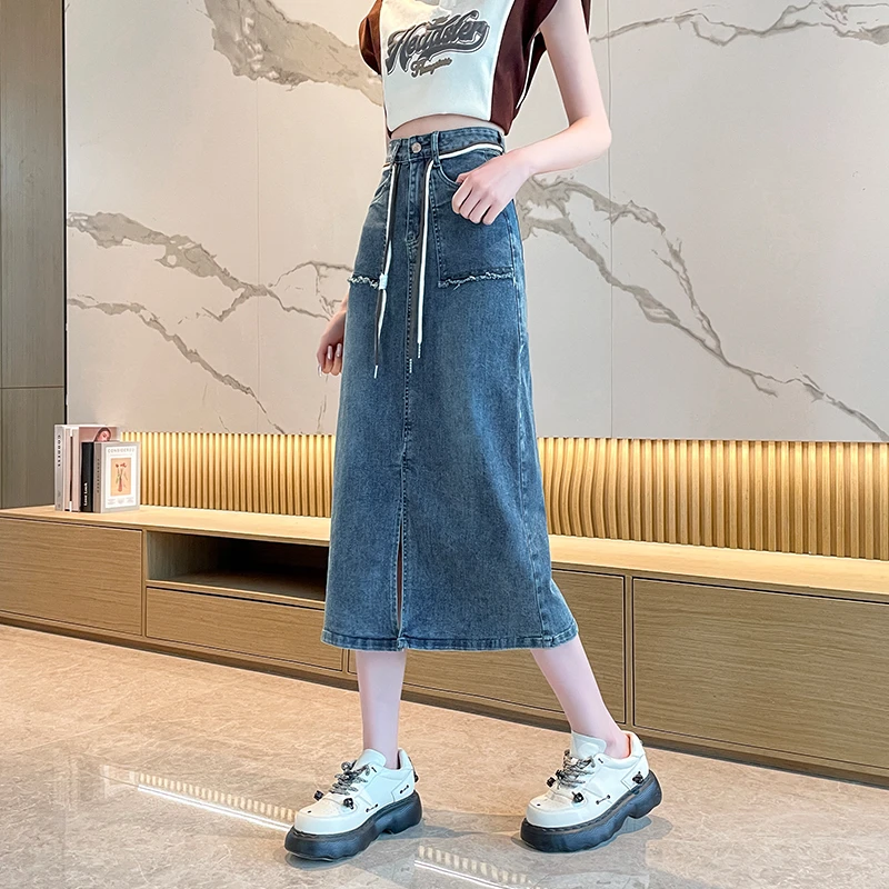 Real time photo of women's high waisted jeans retro blue casual 2023 new spring and autumn new retro mid length buttocks skirt