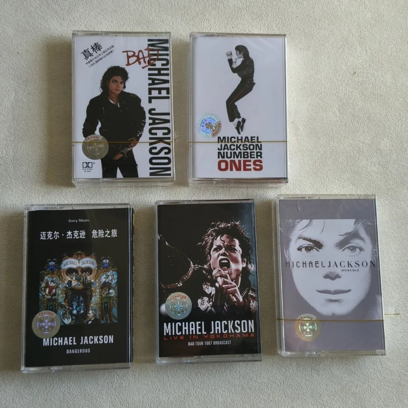 Фото Коллекция музыкальных кассет Майкла Джексона: альбомы Thriller, Dangerous, Beat It, а также кассеты для косплея, автомобильные магнитолы, Walkman, саундтреки, коллекционные наборы. №1