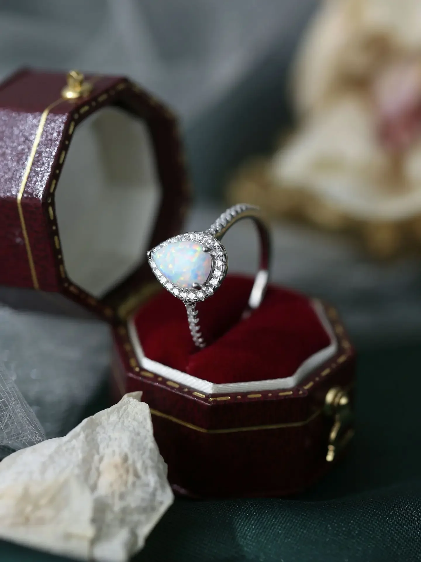 Модное новое популярное ювелирное изделие: кольцо с белой реальностью из чистого