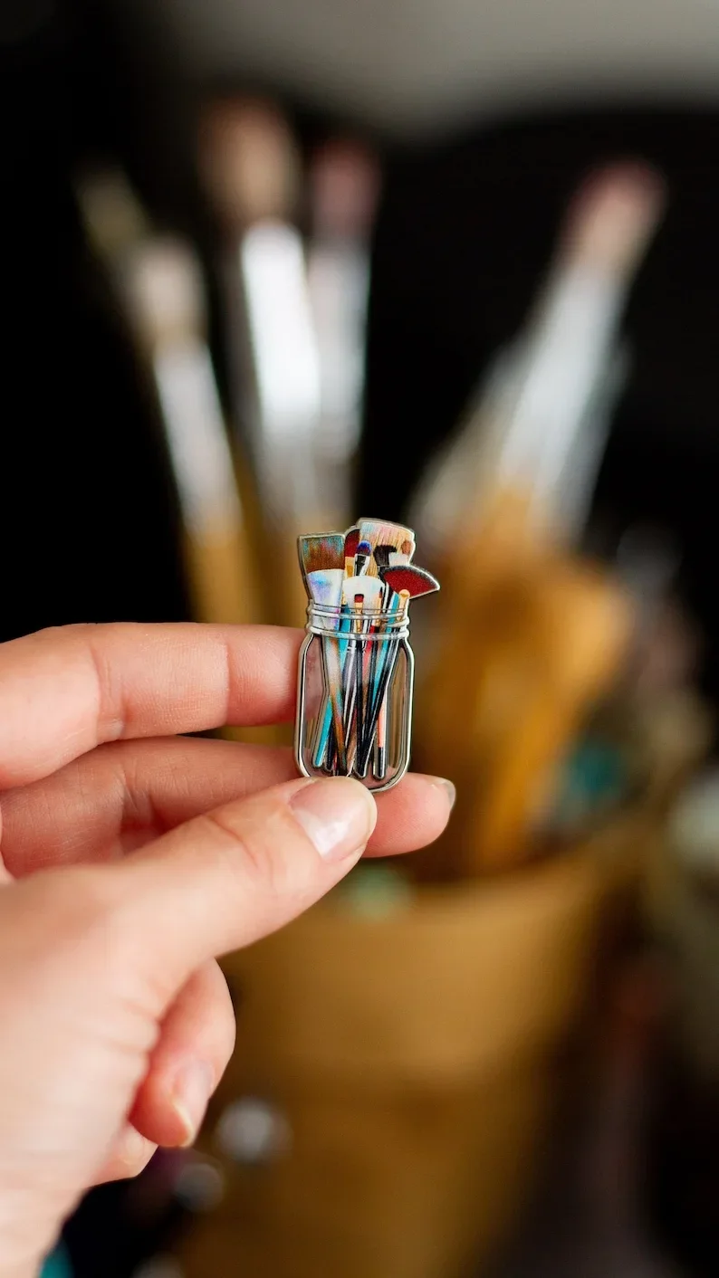 кисти в прозрачной банке эмалированная булавка УФ-трафаретная печать значок