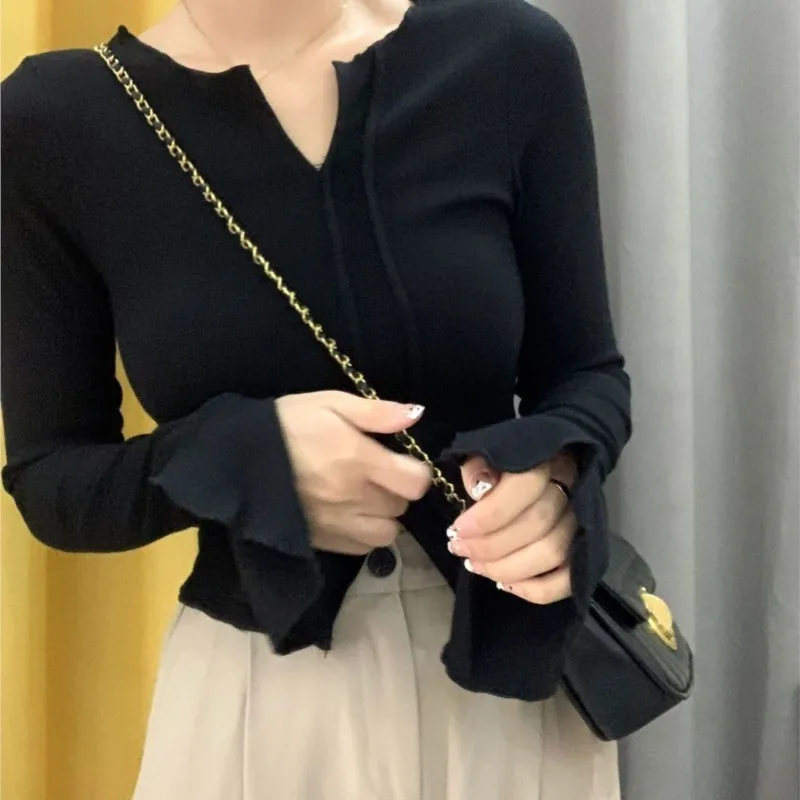 

Black V-neck Knitted Sweater Women's Flared Sleeve Slim Fit Short Top
