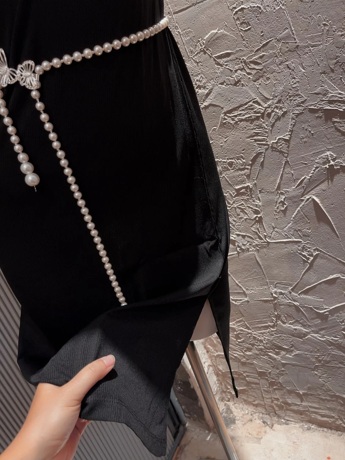 Жемчужно-черное трикотажное платье без рукавов с поясом-цепочкой средней длины