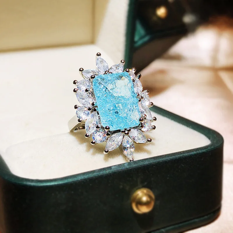 Кольцо со сверкающим аквамарином покрытым золотом 18 карат с несколькими