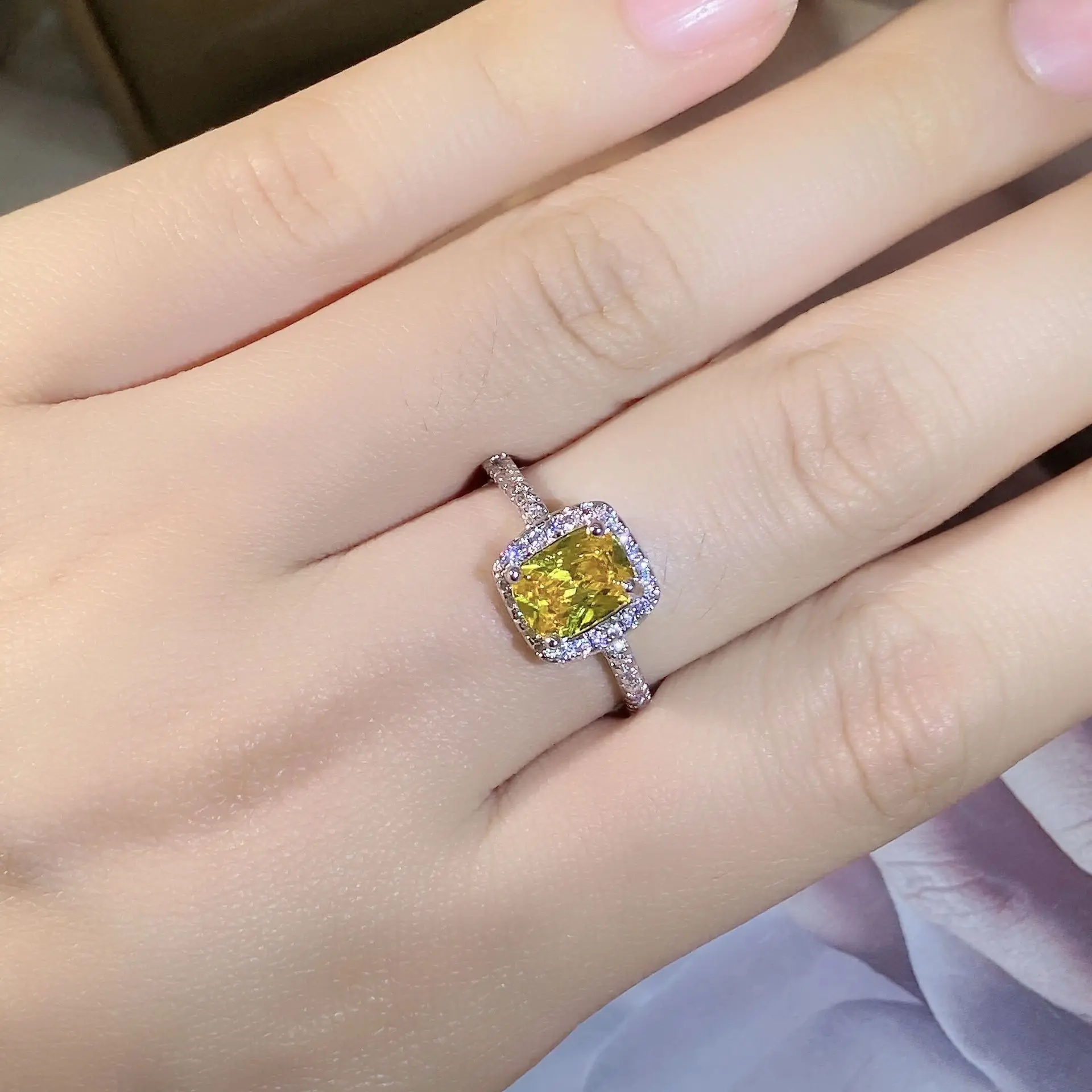 2022 Classic Simulation Zircon Gold Plated Ring Women Fashion Fancy Yellow Cushion Square Diamond Wedding Ring Proposal Ring