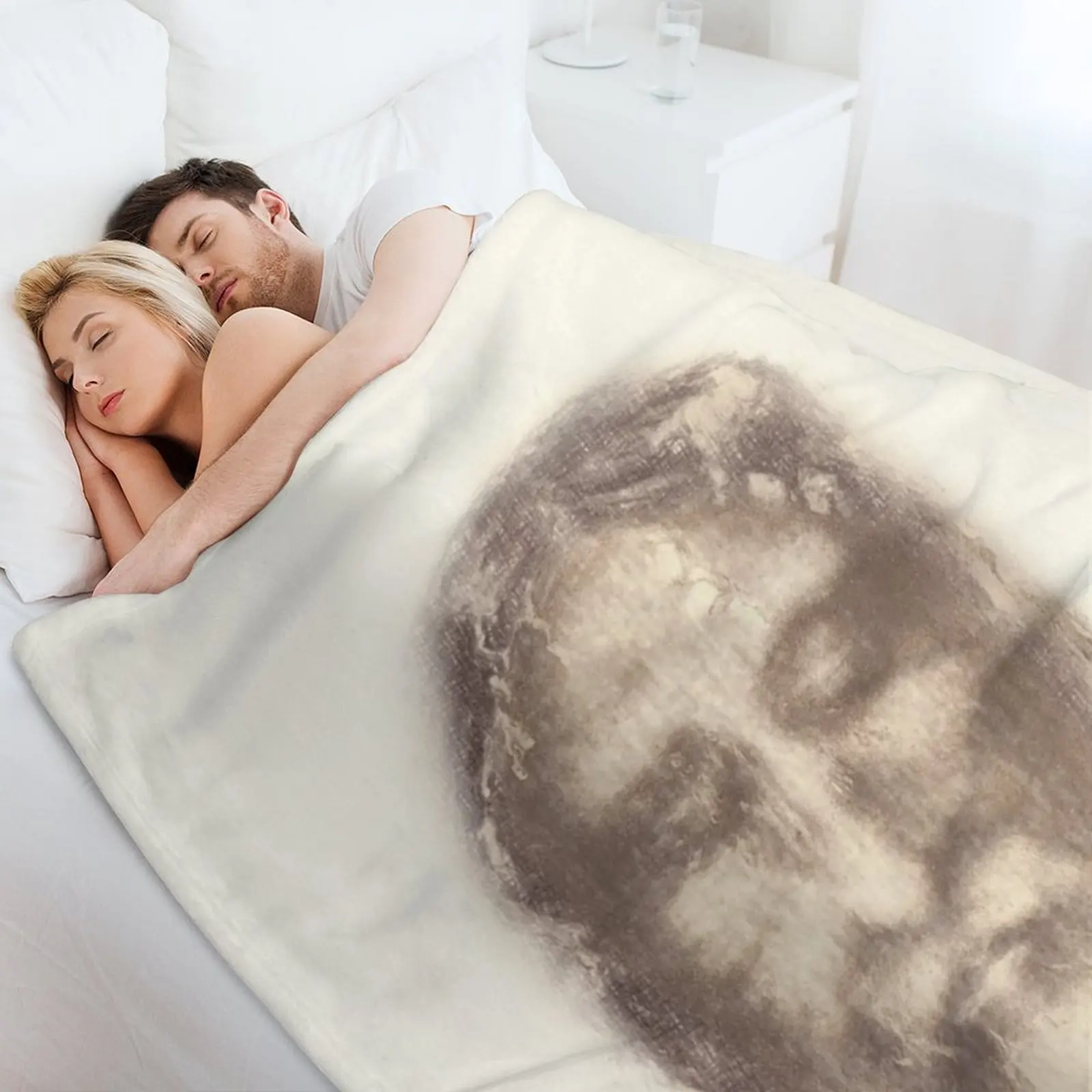 Кожух тюрлина лицо Иисуса Христа с короной шипов бежевый винтажный фон живопись