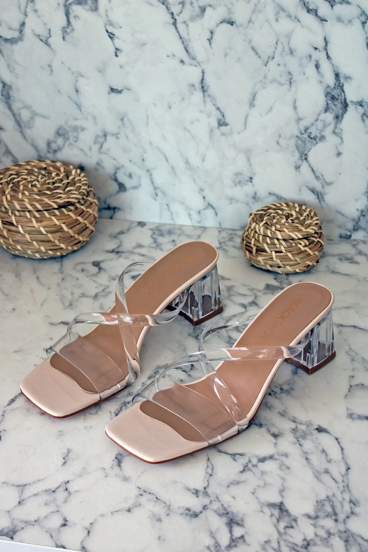 

Donna Beige Japanned Leather High-Heeled Slippers