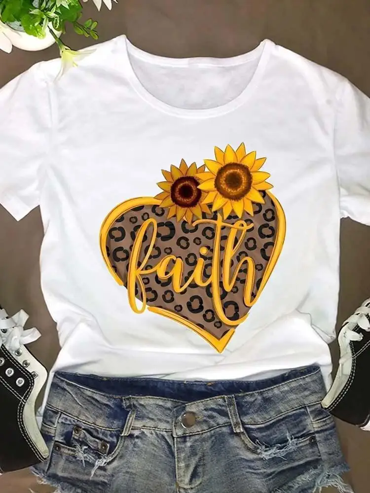 

Женская летняя футболка с коротким рукавом и цветочным принтом