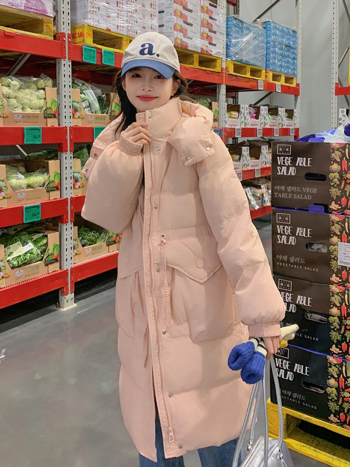 Розовый пуховик с милым капюшоном женский средней длины зима 2024 новый дизайн