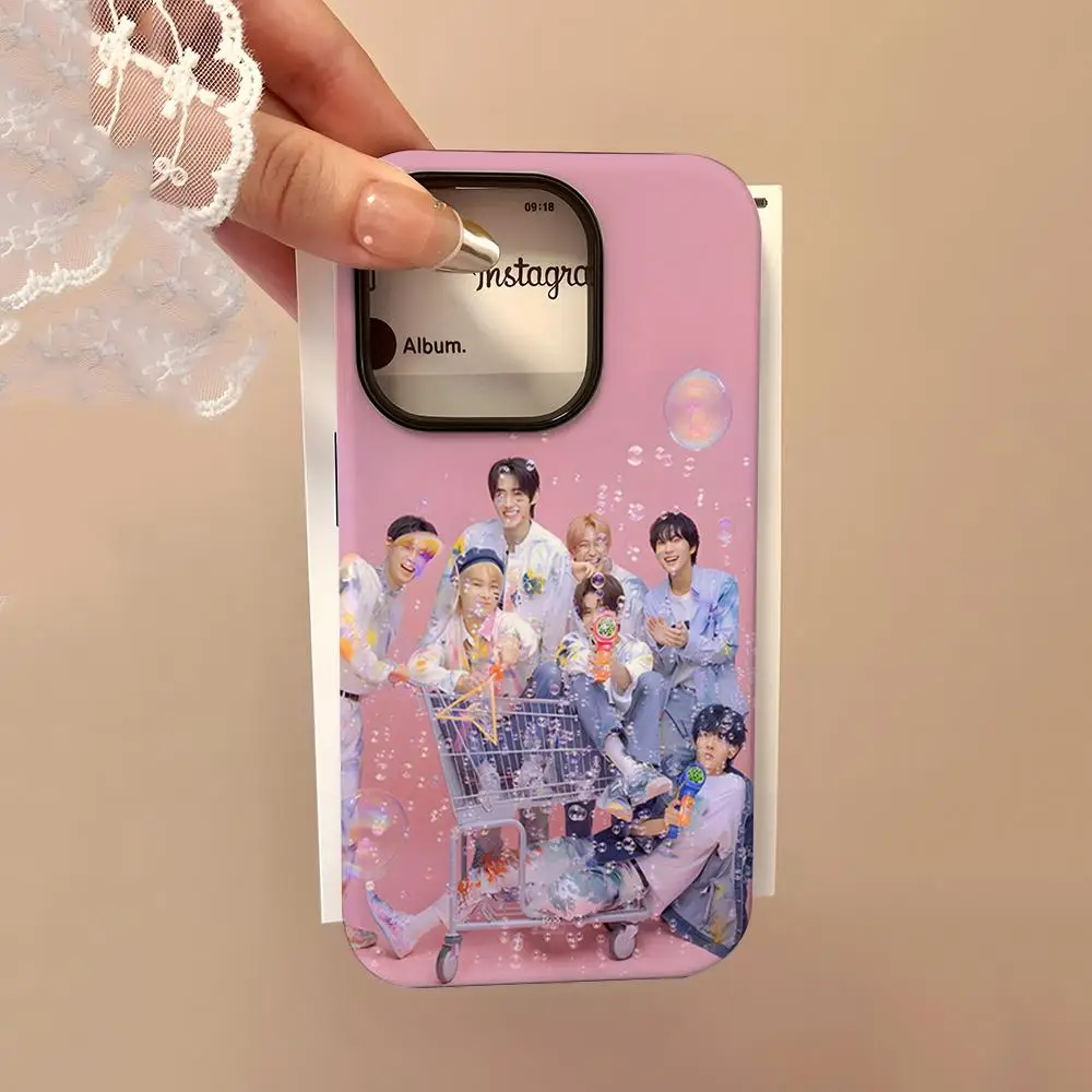 Фото Чехол для телефона E-Enhypens Boy Band для iPhone 16, 15, 14, 13, 12, 11 Pro Max 16 Plus, глянцевый чехол-бампер 2 в 1 №5