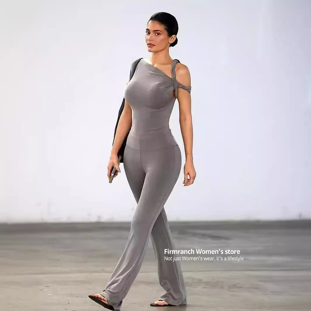 Серые сексуальные обтягивающие футболки и облегающие штаны для йоги