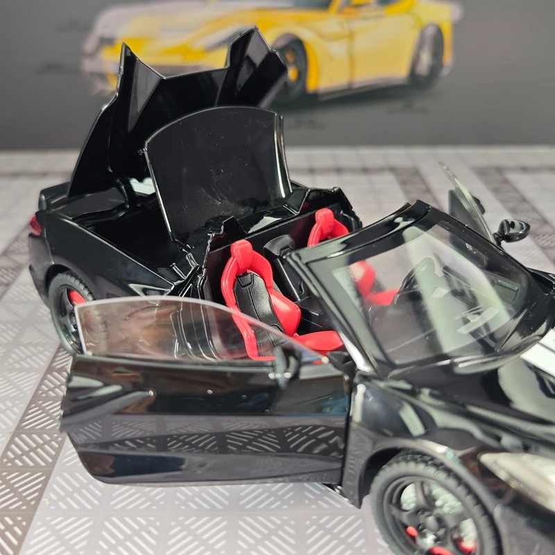 Фото Модель автомобиля Chevrolet Corvette C8 из сплава, масштаб 1:22, с открывающимися дверями, капотом и багажником, со звуковыми и световыми эффектами. №4