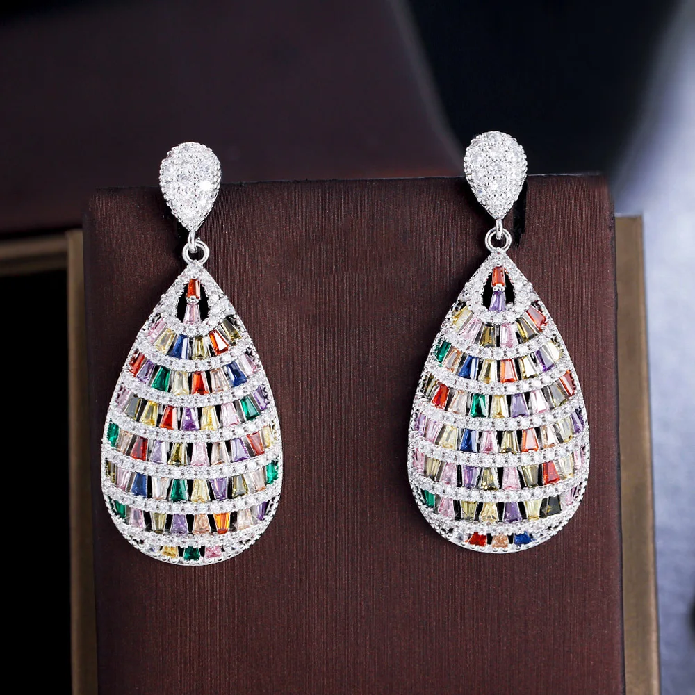 Женские длинные серьги-подвески серебряного цвета с радужным фианитом