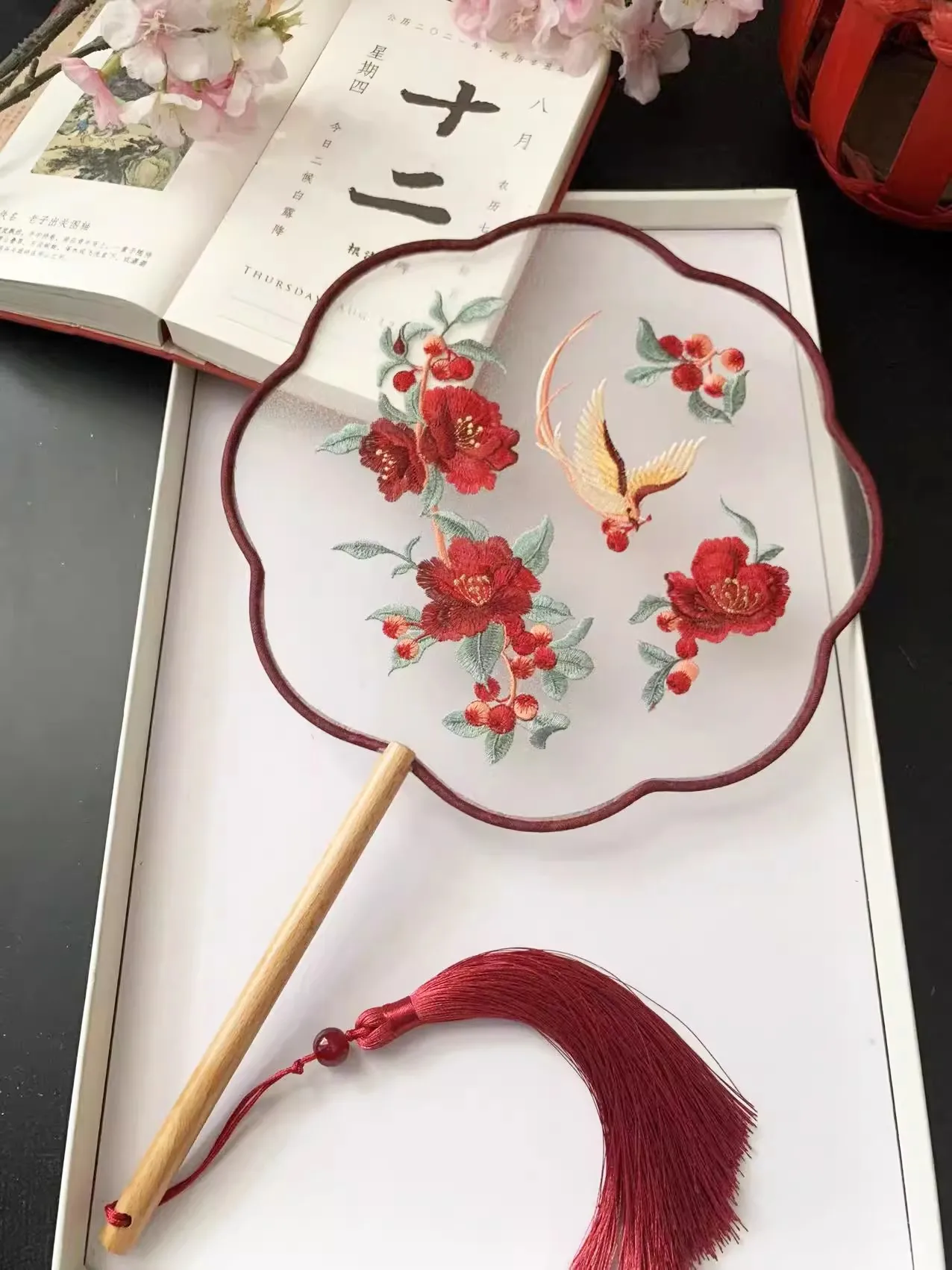 

Китайский круглой веер с вышивкой