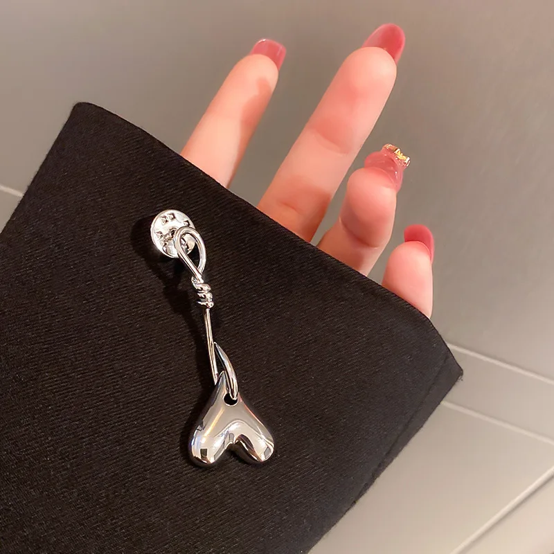 

U-Magical Concise Upside Down Love Heart Brooch for Women Individuality Twisted Fashion Silver Color Metal Long Brooch Jewelry