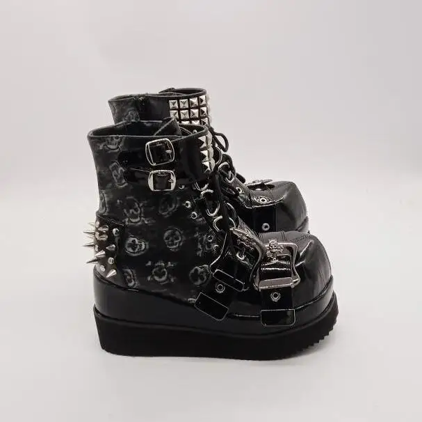 

Новые черные кожаные ботинки-мартинсы в стиле панк на толстой подошве и платформе, женские ботинки на танкетке с круглым носком и пряжкой, размер 44