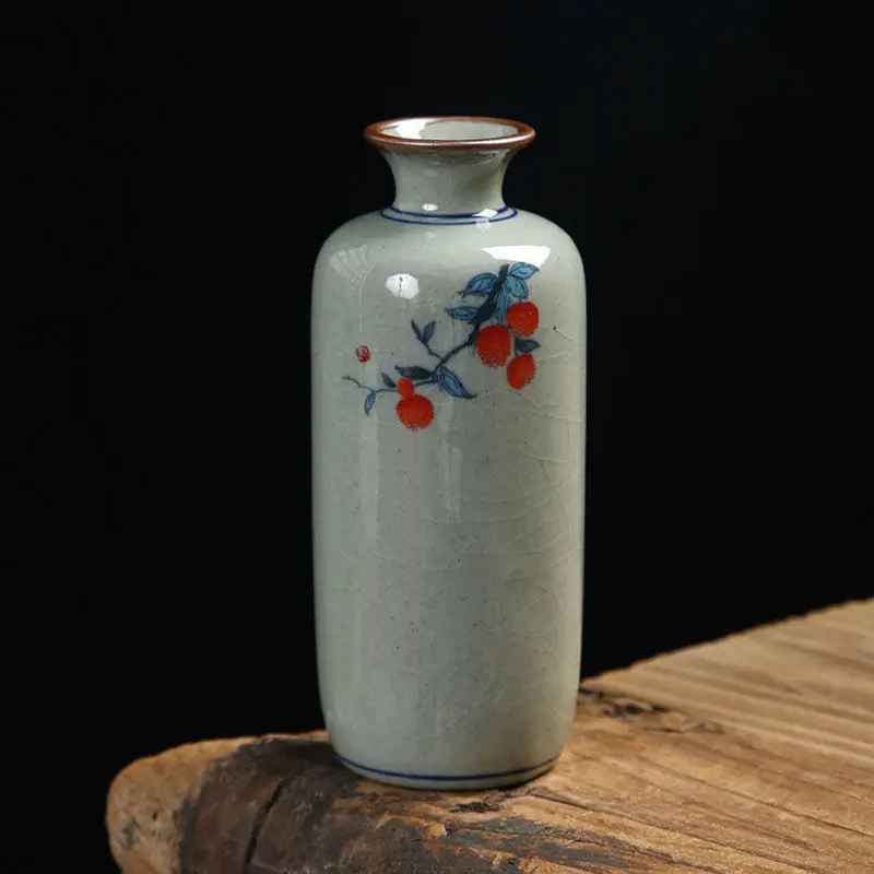 Ваза керамическая с маленькой цветочной композицией домашнее вертикальное