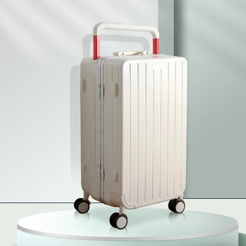 Чемодан на колесиках с алюминиевой рамой