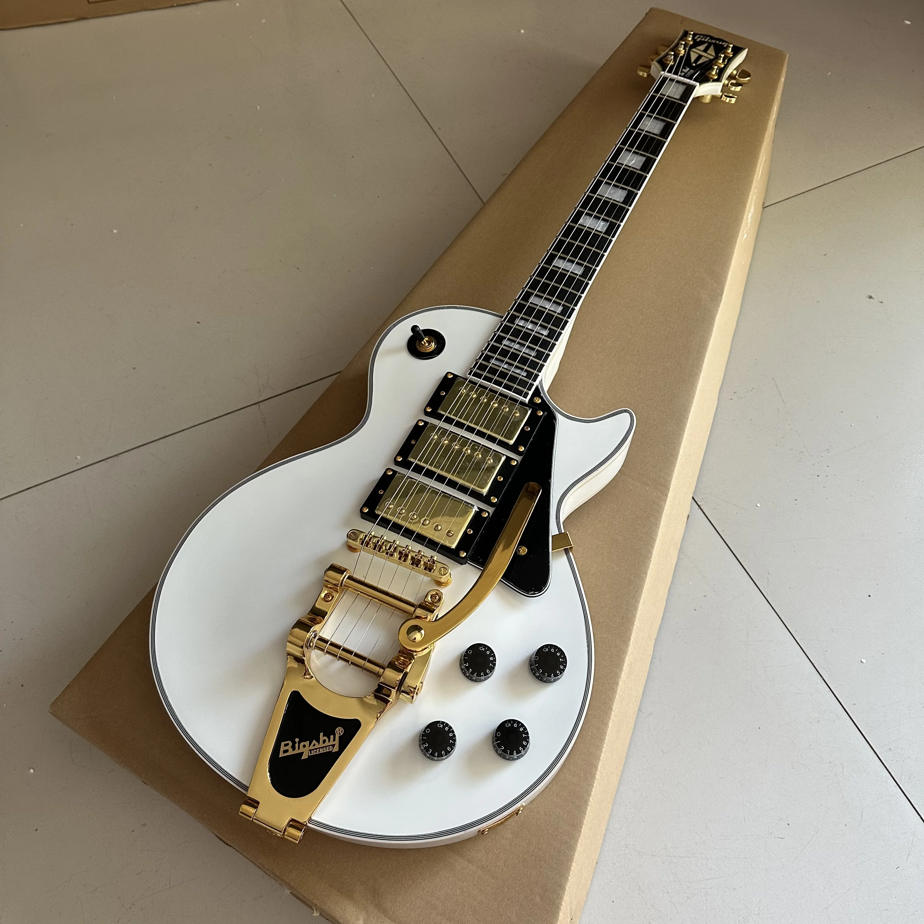 

Custom Electric Guitar White Color Rosewood Fingerboard Three Pickups with Bigsby Tremolo System High Quality Guitarra