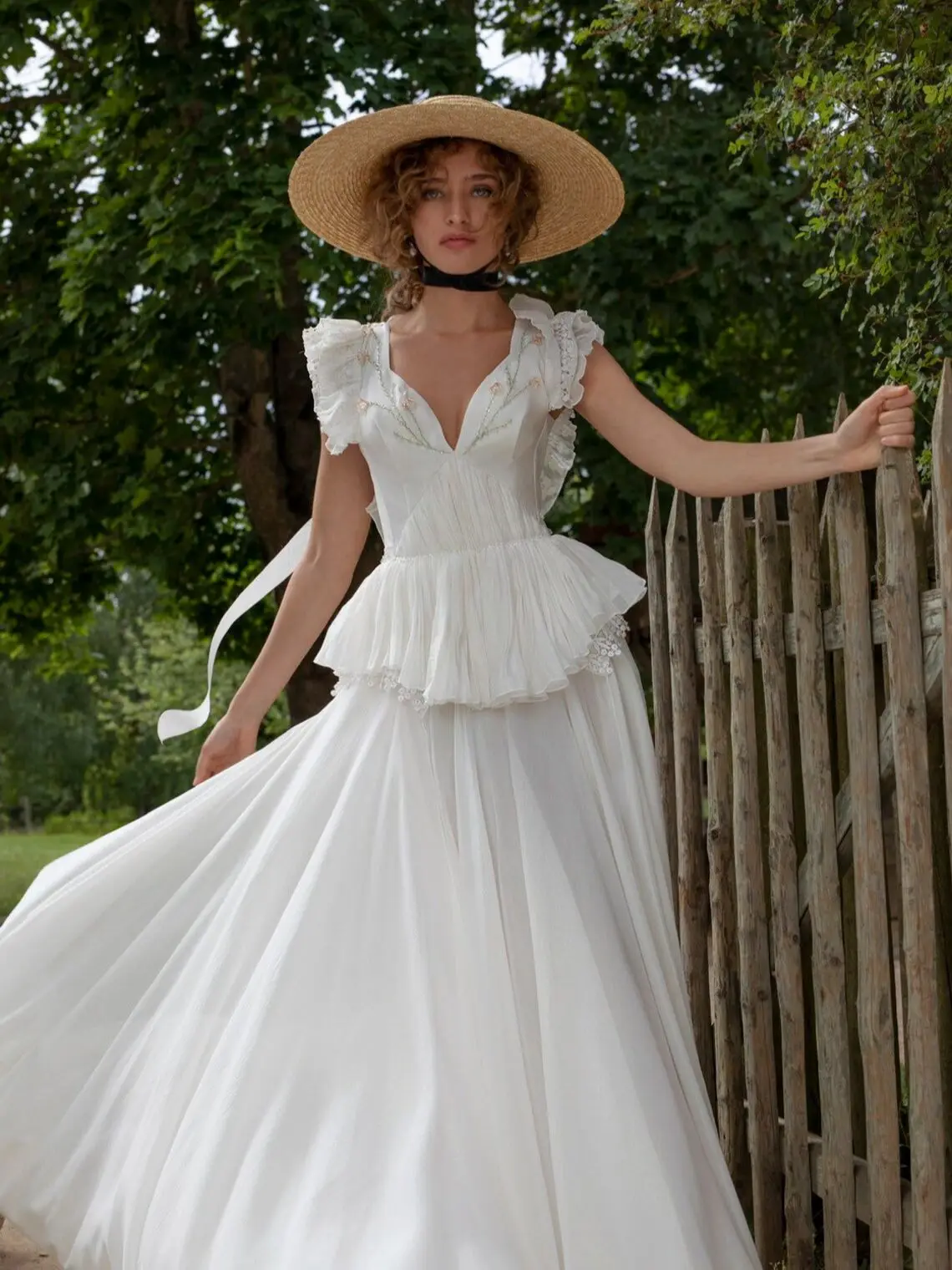 

Exclusive A-Line Chiffon Wedding Dress Fascinating V-Neck Pleated With Train Bridal Gown Beading Lace Appliques Robe De Soriee