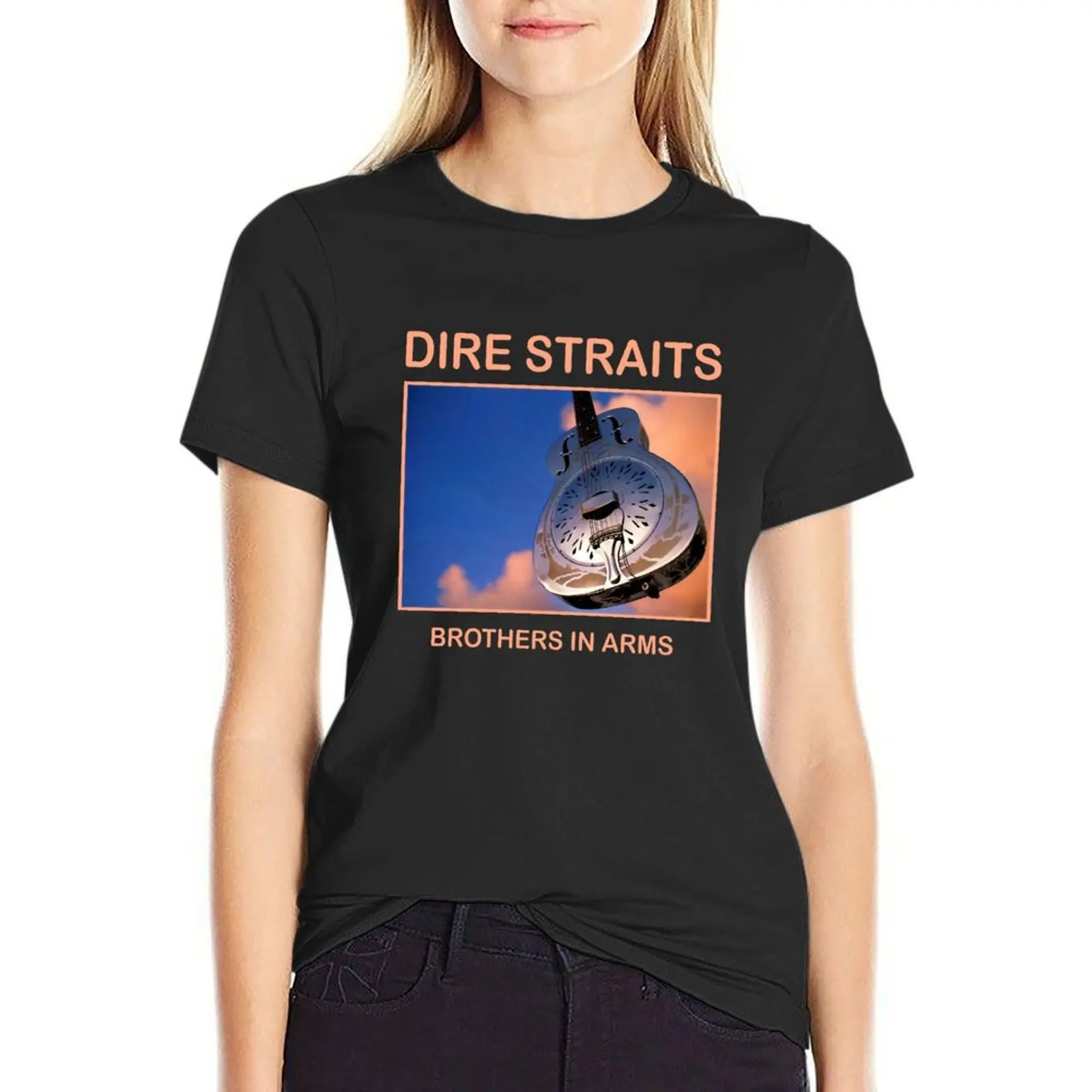 Гитара с изображением братьев из рук в карликовом положении. Футболка женская