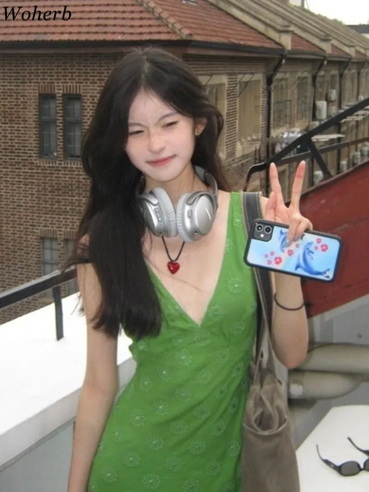 Женское винтажное платье с принтом зеленое без рукавов V-образным вырезом