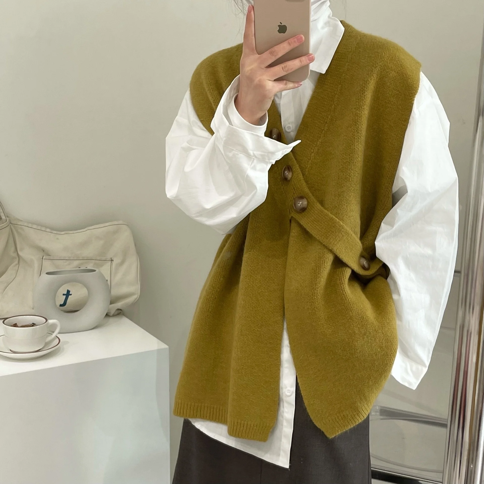 

Design Sense: Oblique Button Vest Knitted Cardigan Women's 2022 Autumn New Korean Version Irregular Sleeveless Vest Trend