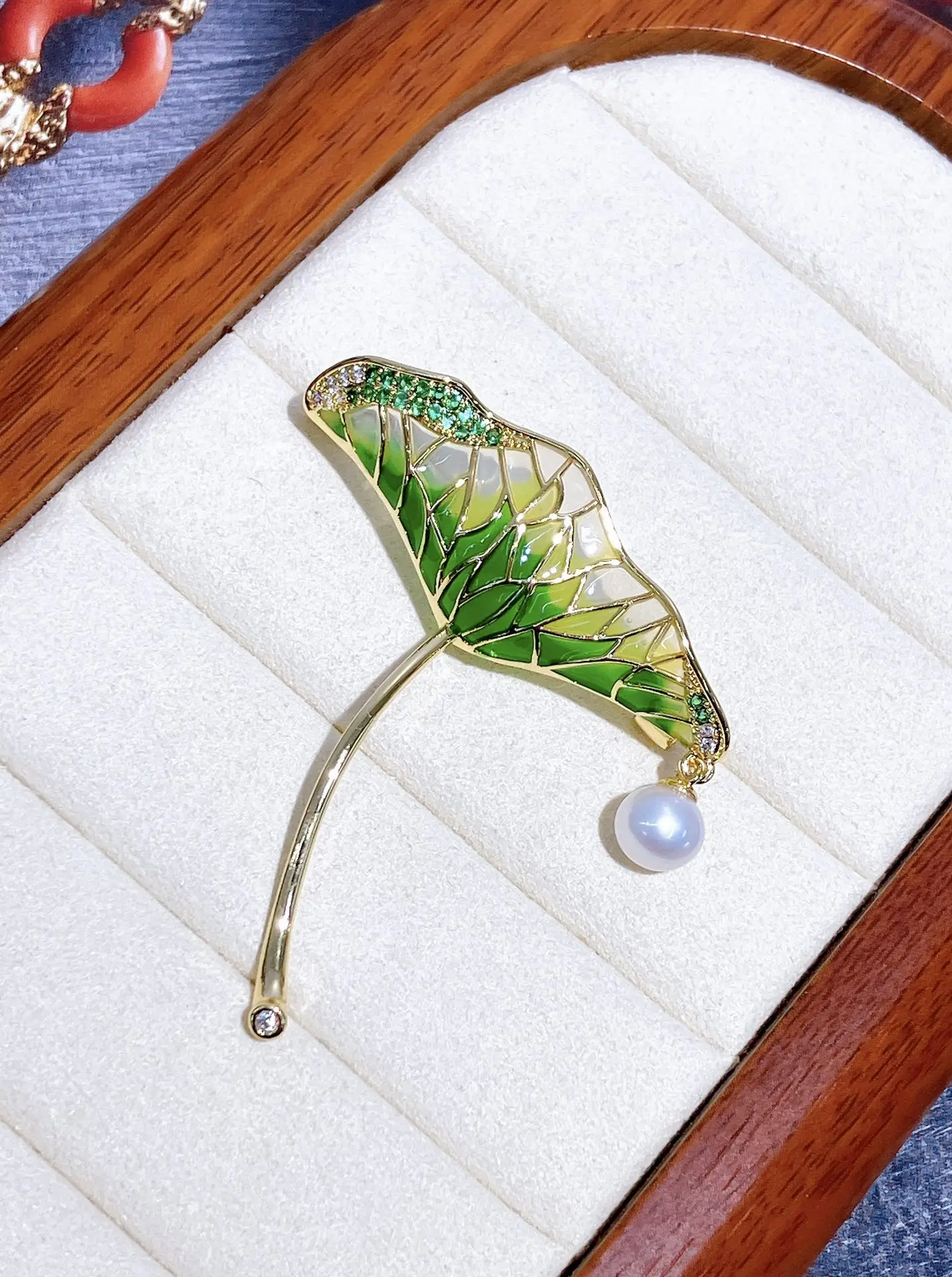 

Новая жемчужная корсажная брошь с текстурой листьев лотоса, женская брошь ручной работы, ювелирное изделие для женщин