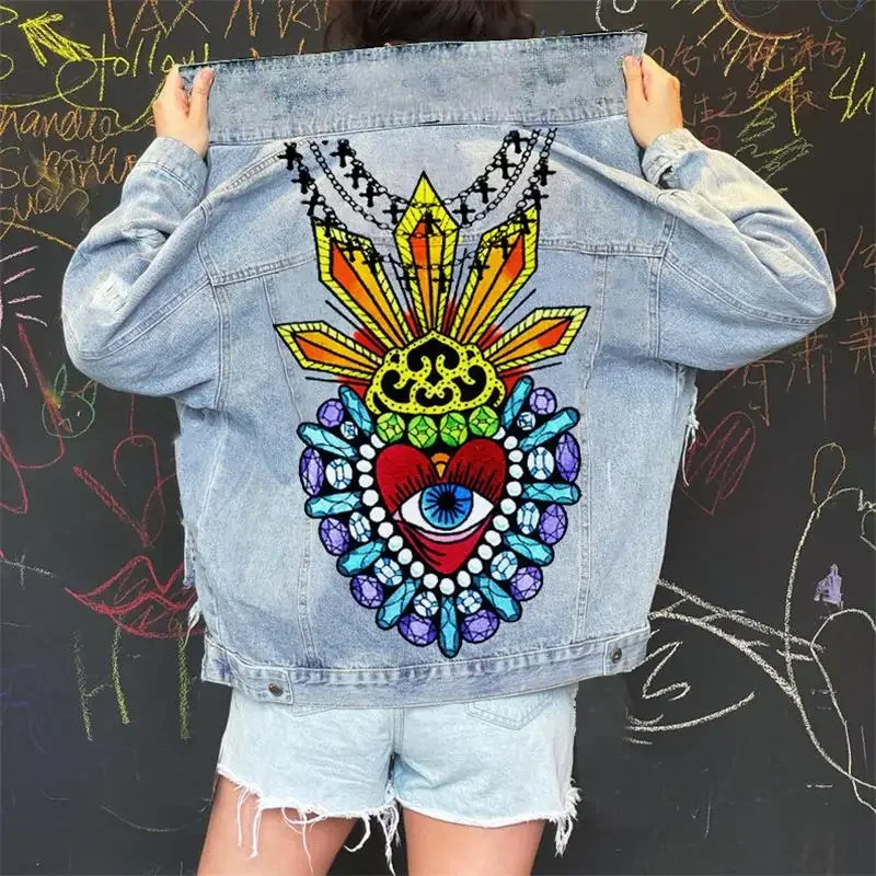 Рисунок 2 - Женская джинсовая куртка с длинным рукавом и принтом