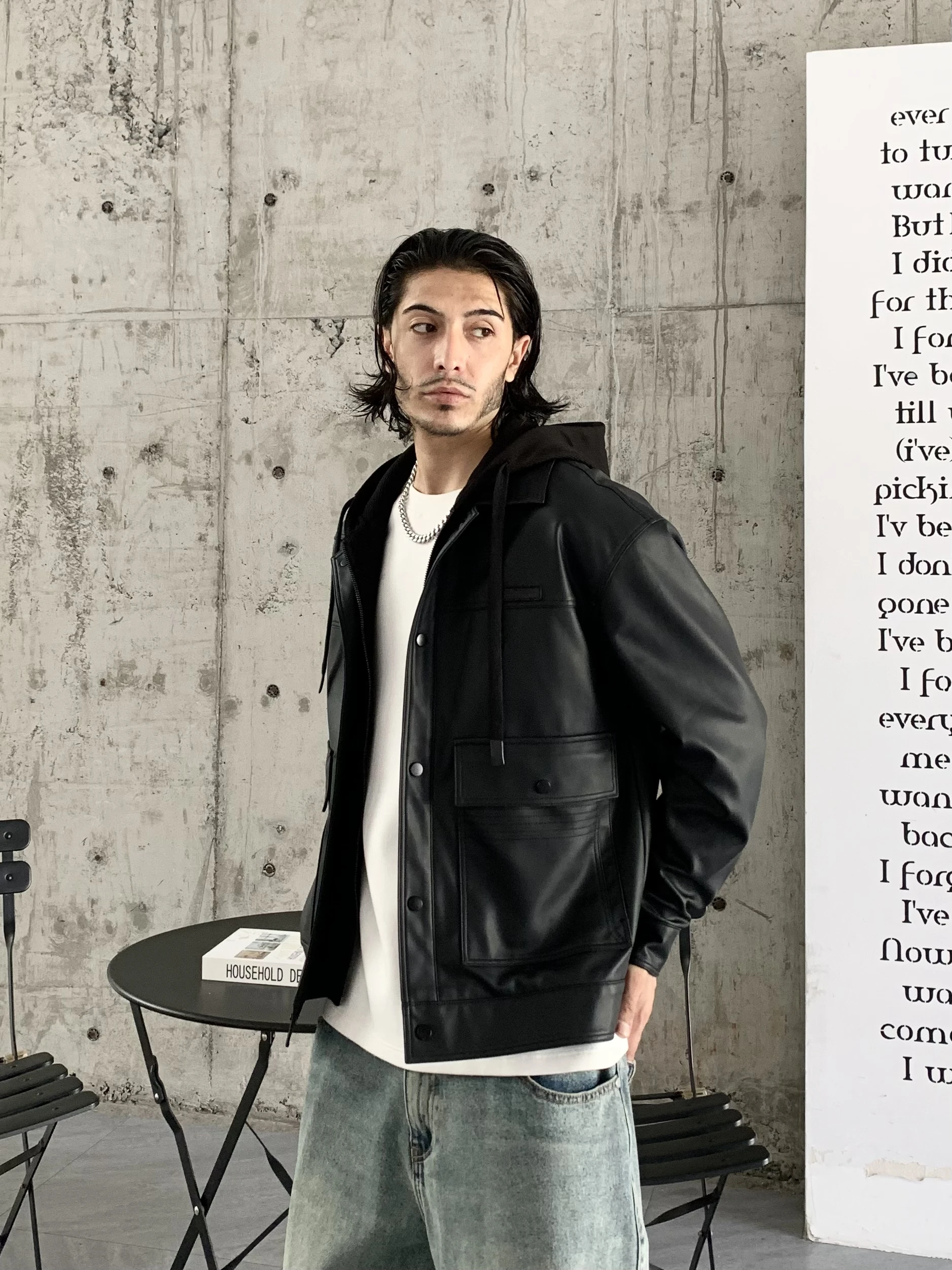 Кожаное пальто с капюшоном утолщенное кожаное лацканами на флисовой подкладке