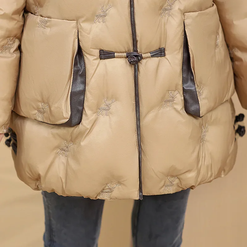 Элегантное теплое пальто средней длины на белом утином пуху для женщин среднего