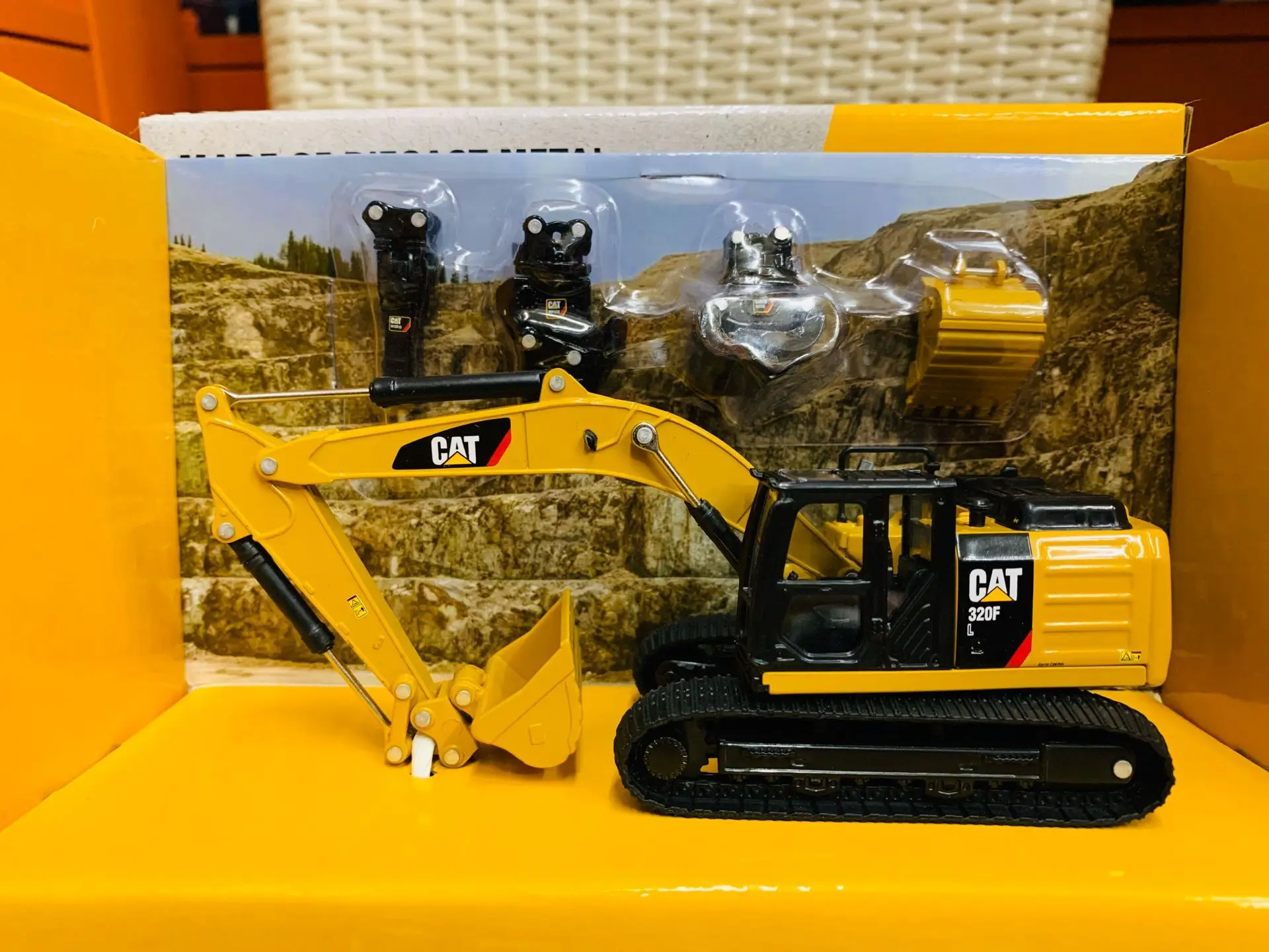 

CAT CATERPILLAR 320F L HYDRAULIC EXCAVATOR W/ 5 TOOLS 1:64 DIECAST MASTERS 85636